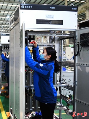 争分夺秒确保订单如期交付,能自动监测故障的智能配电柜从武汉运往全国